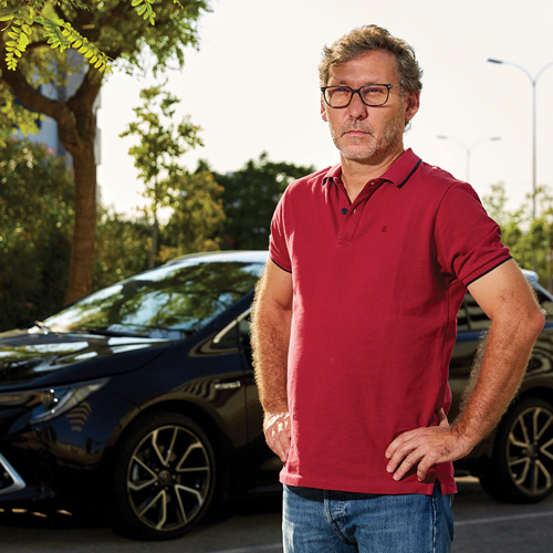 António Carrasqueiro, administrador de sistemas informáticos, 57 anos, Faro: “Já não podia ver o carro à frente. Troquei-o pelo híbrido Toyota Corolla”.